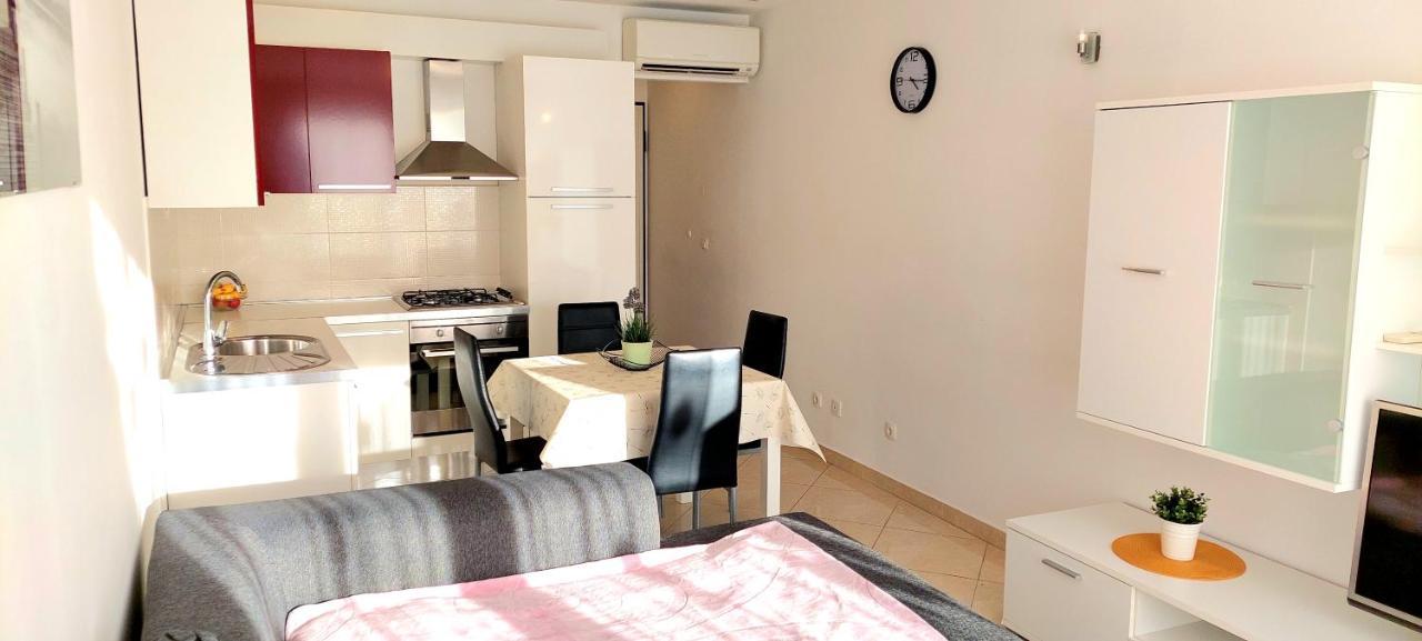 Cozy Apartment With Free Private Parking Split Exterior photo