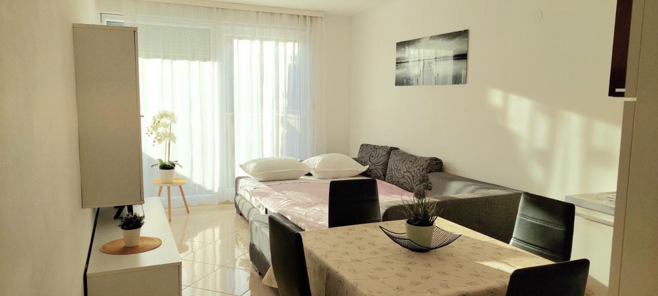 Cozy Apartment With Free Private Parking Split Exterior photo